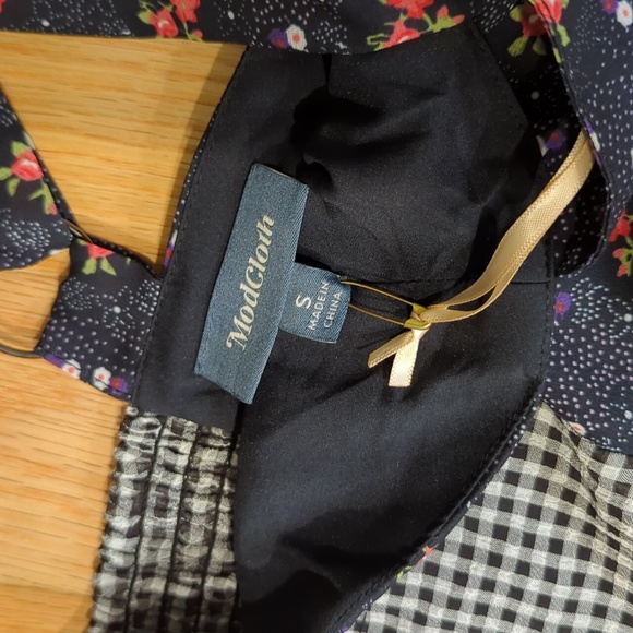 Modcloth Black floral dress with cross pattern center Small NWT - Picture 3 of 11